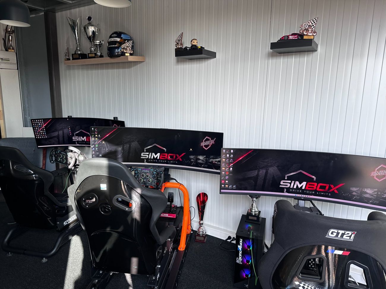 La salle SimBox avec ses simulateurs aux couleurs de la marque