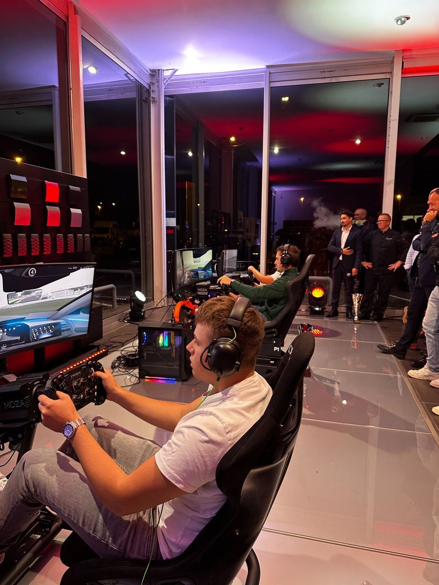 Pilote en pleine session sur le simulateur lors d'une soirée