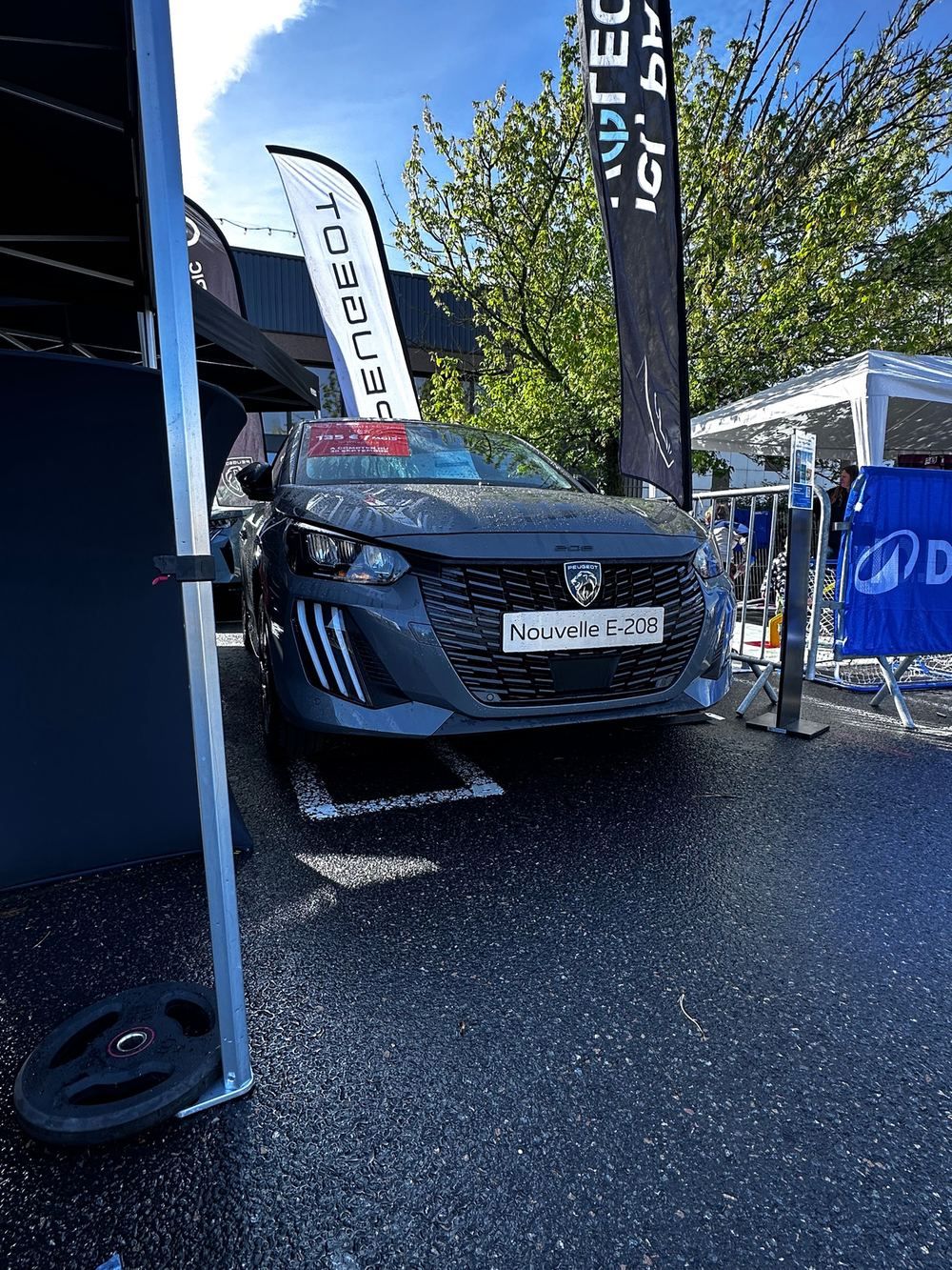 Stand extérieur de simulateurs lors de portes ouvertes Peugeot