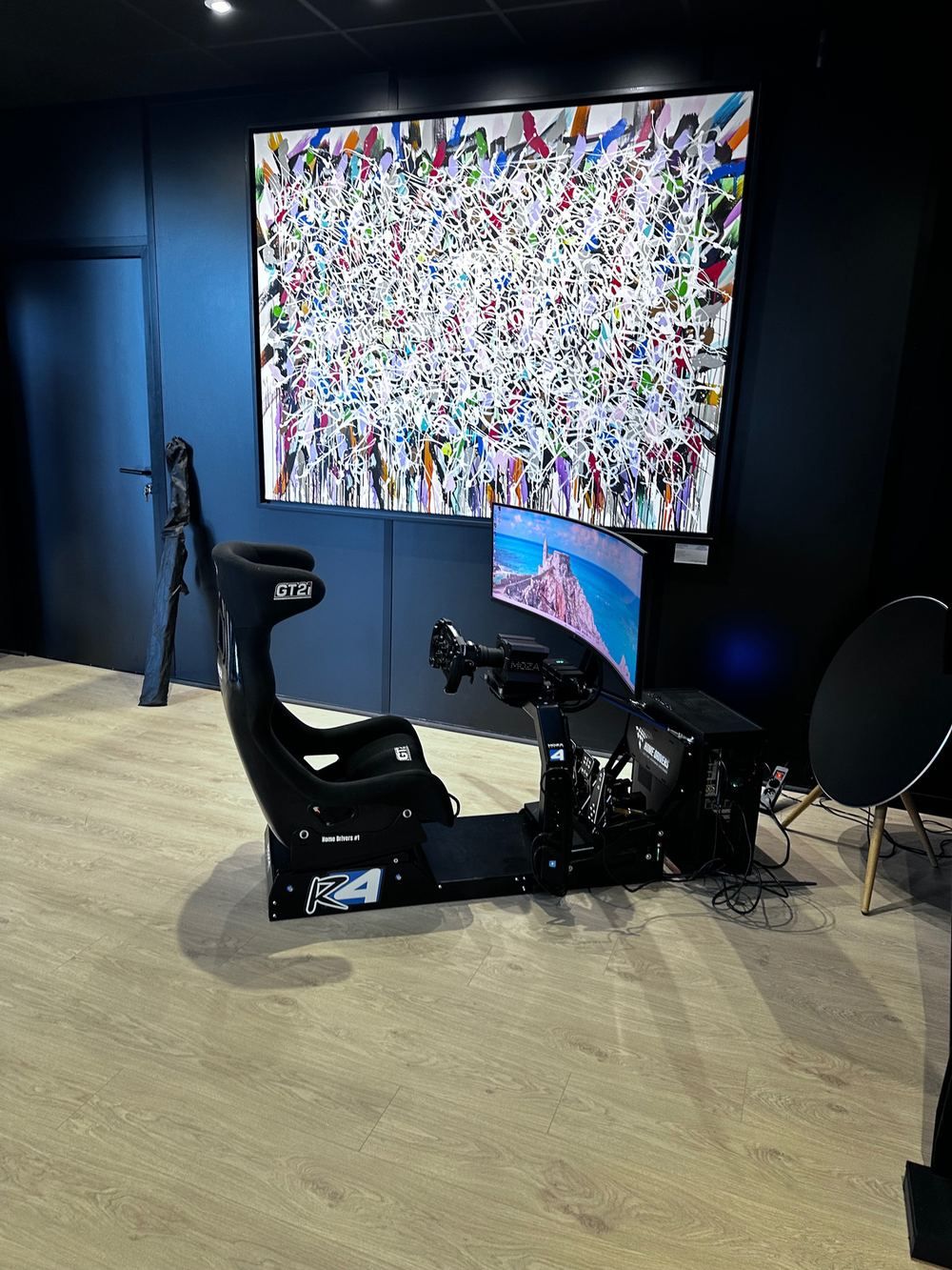 Simulateur devant une œuvre d'art chez GT-Collection Lille