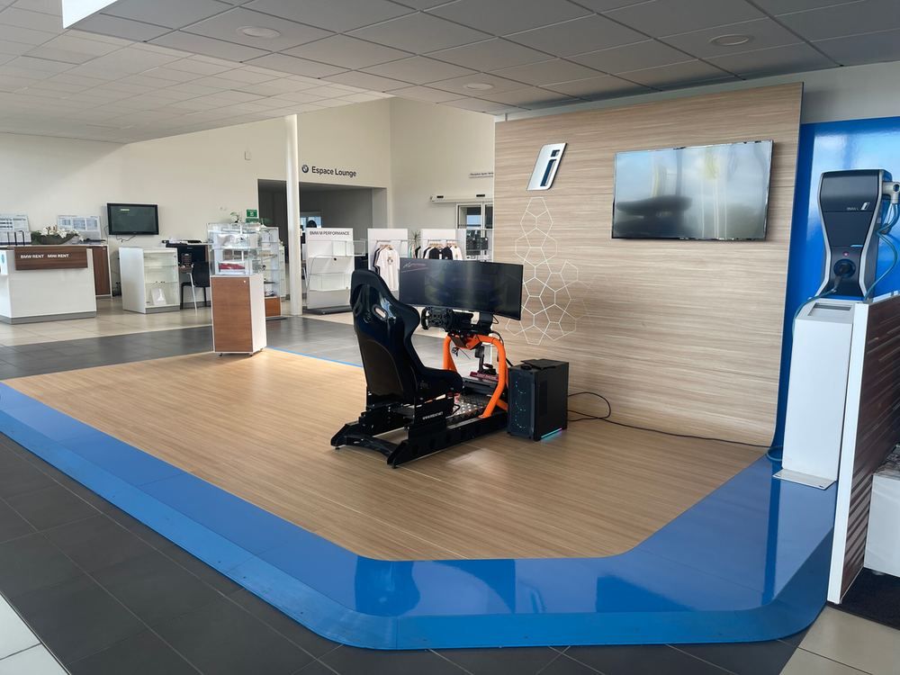 Simulateur installé en showroom automobile